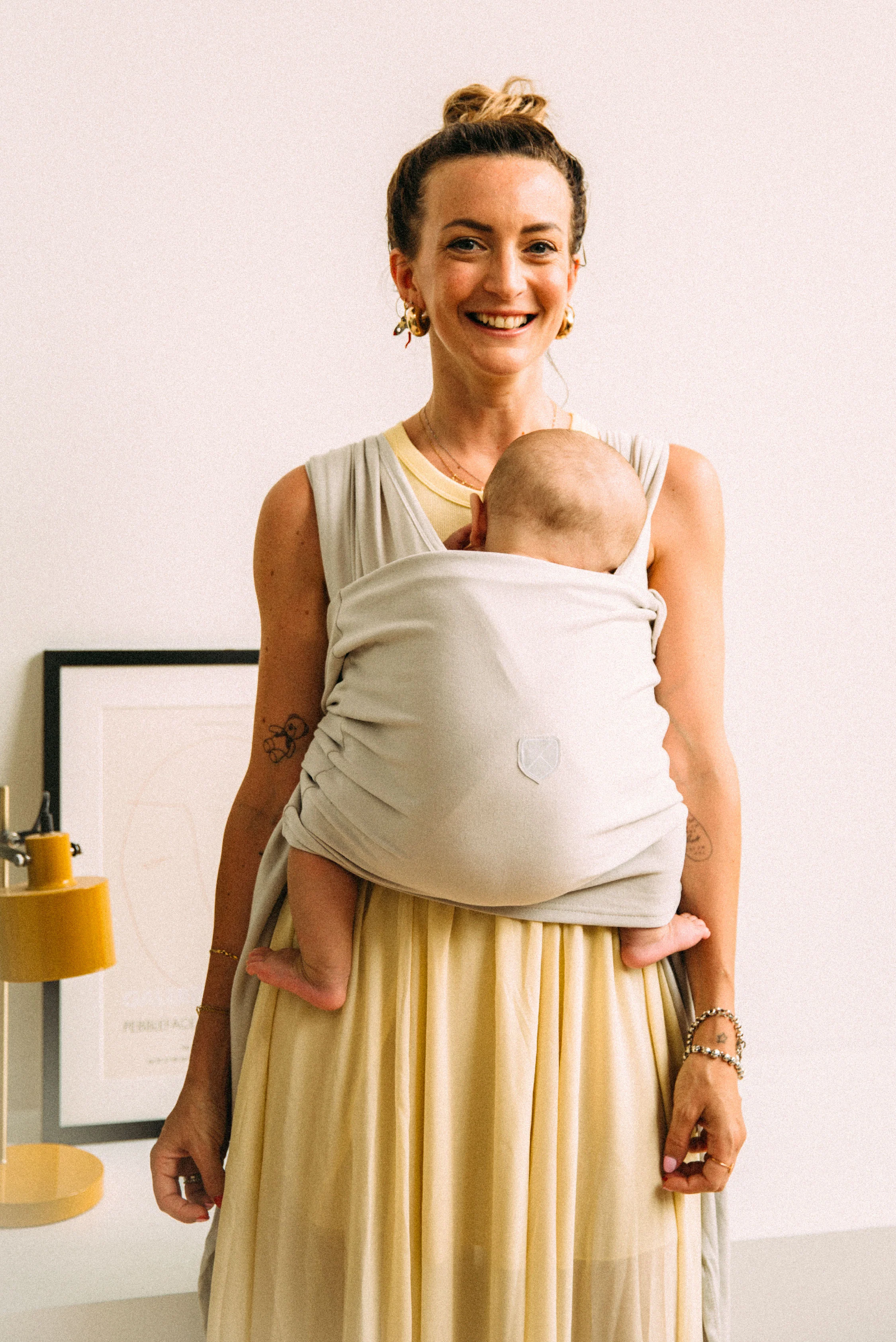 CUDDLE BAND 2 Newborn Baby Wrap - Light Grey - Image 4