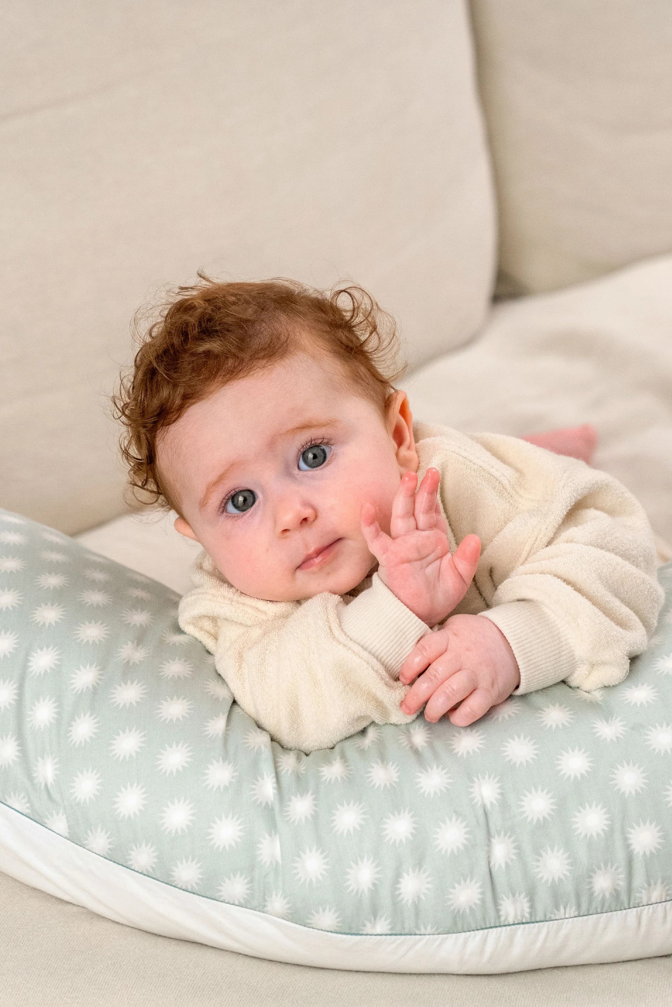 HUGS Pregnancy and breastfeeding pillow - Star Grey - Image 4